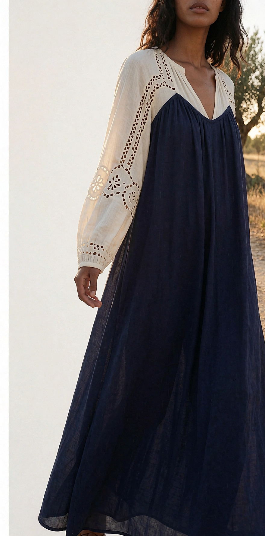 Robe longue bohème ivoire brodée, portée sur un chemin d'oliviers à l'heure dorée