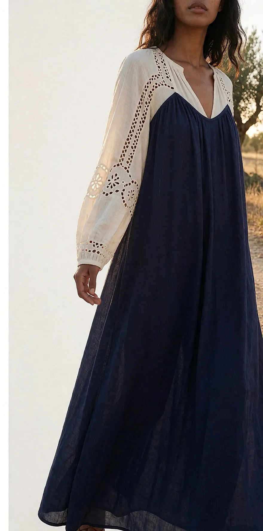 Vestido longo boho marfim bordado, usado num caminho de oliveiras à hora dourada