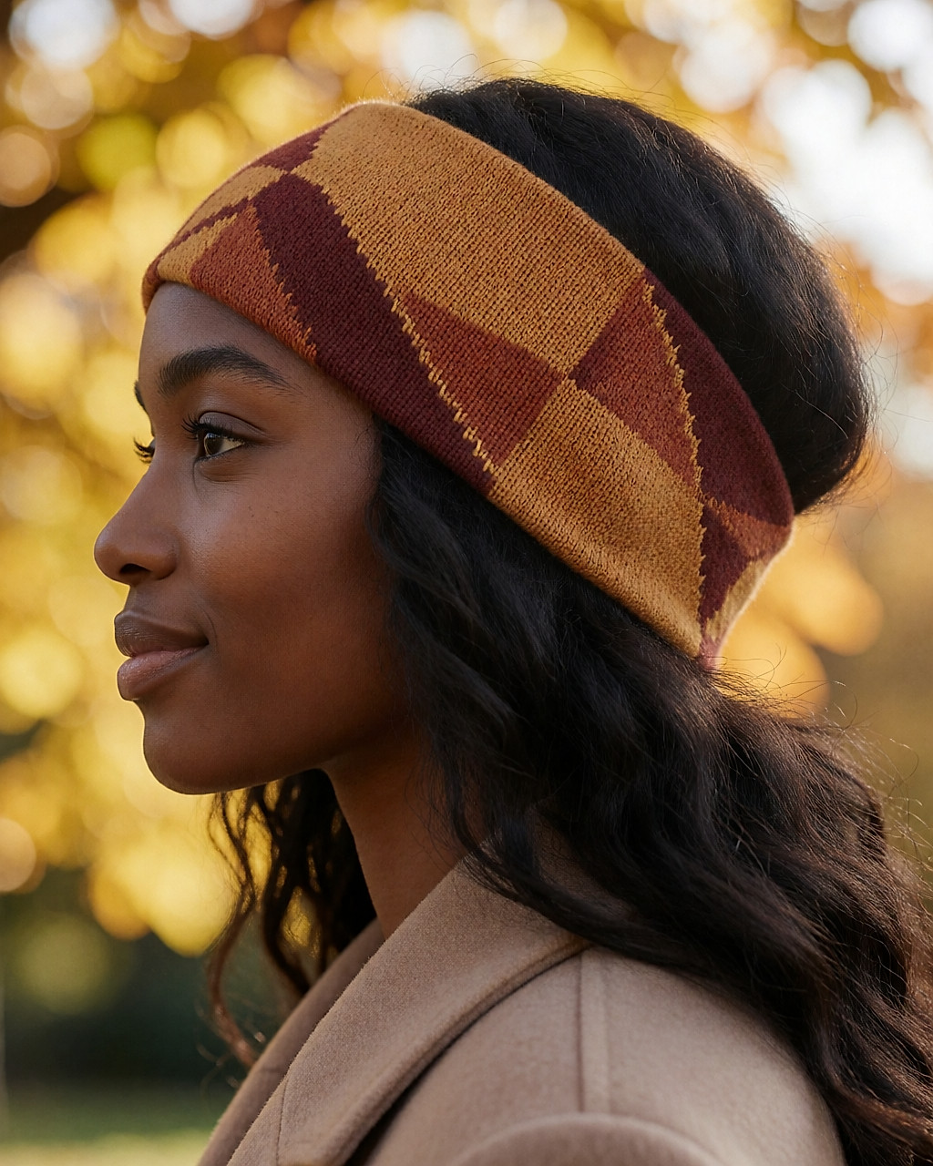 Jeune femme de profil portant un bandeau cache-oreilles imprimé sur cheveux lâchés
