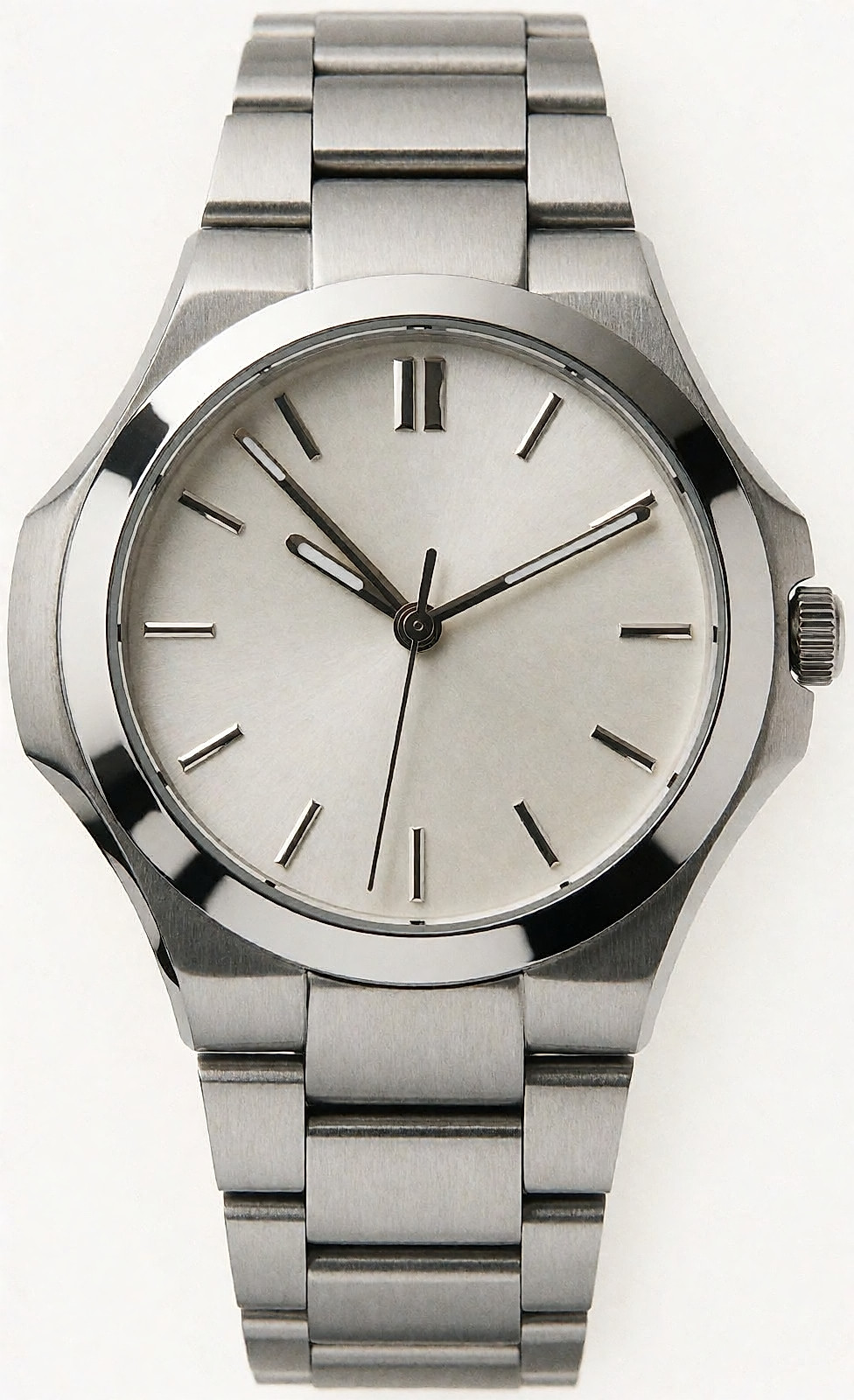 Montre unisexe en acier au large bracelet portée sur un poignet fin