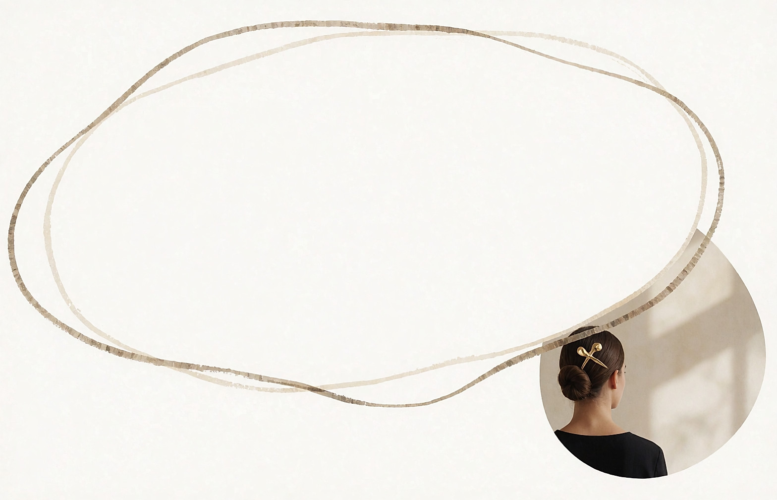 Chignon bas orné d'une épingle dorée sculpturale, vue de trois-quarts arrière