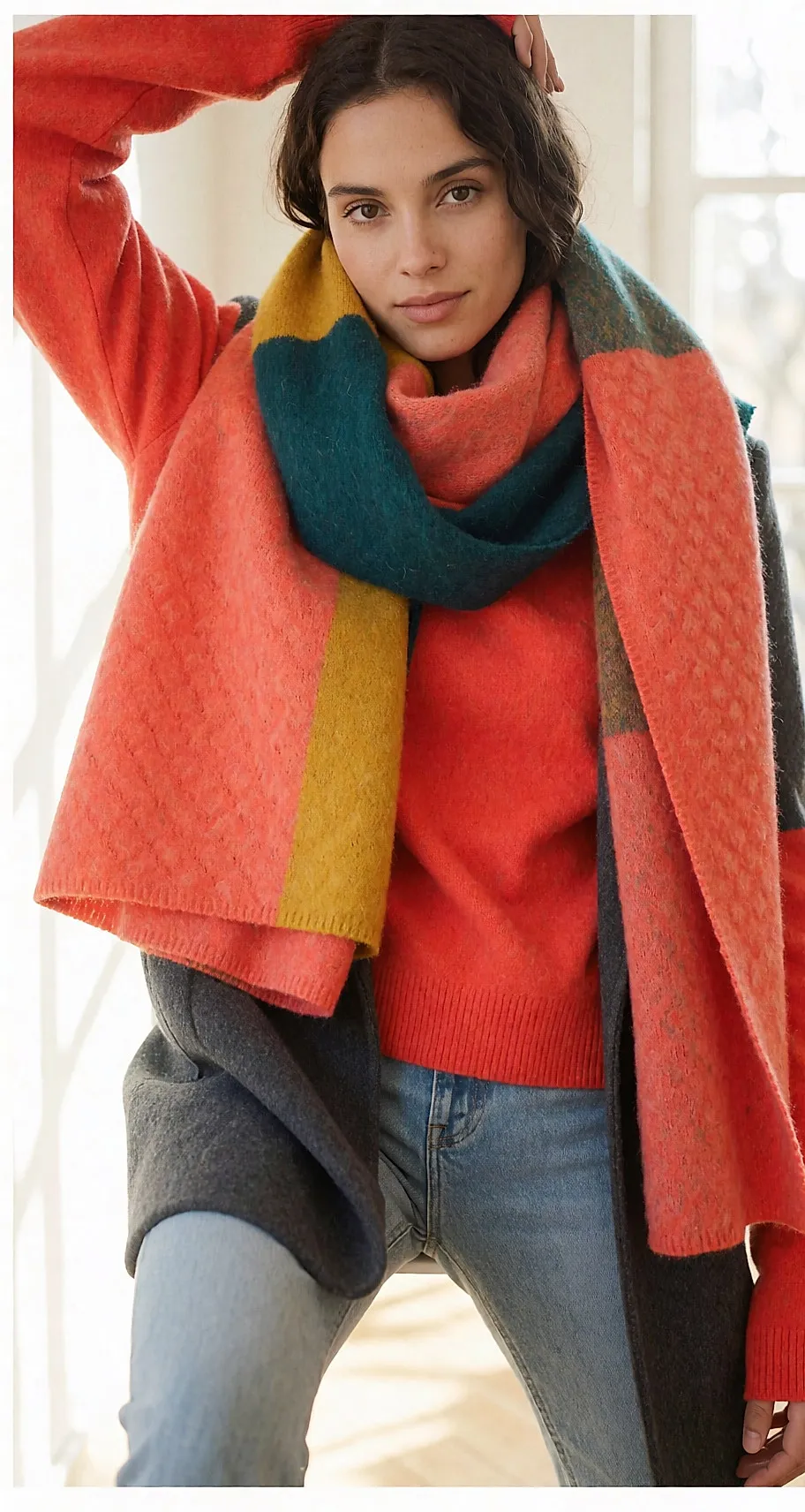 Colorblock-Schals in Koralle, Senf und Blau auf einem anthrazitfarbenen Wollmantel