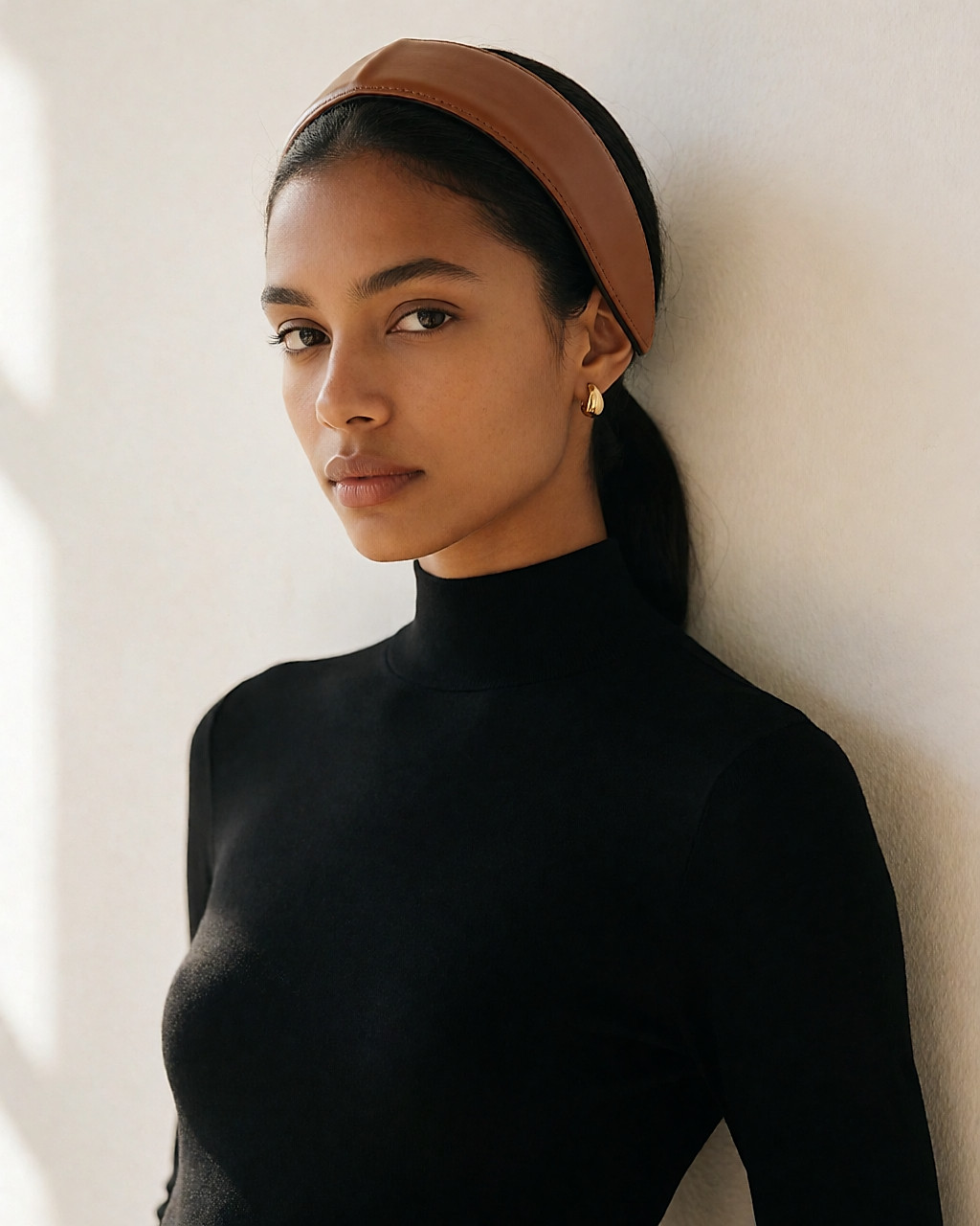 Bandeau structuré effet cuir cognac porté sur des cheveux tirés en arrière