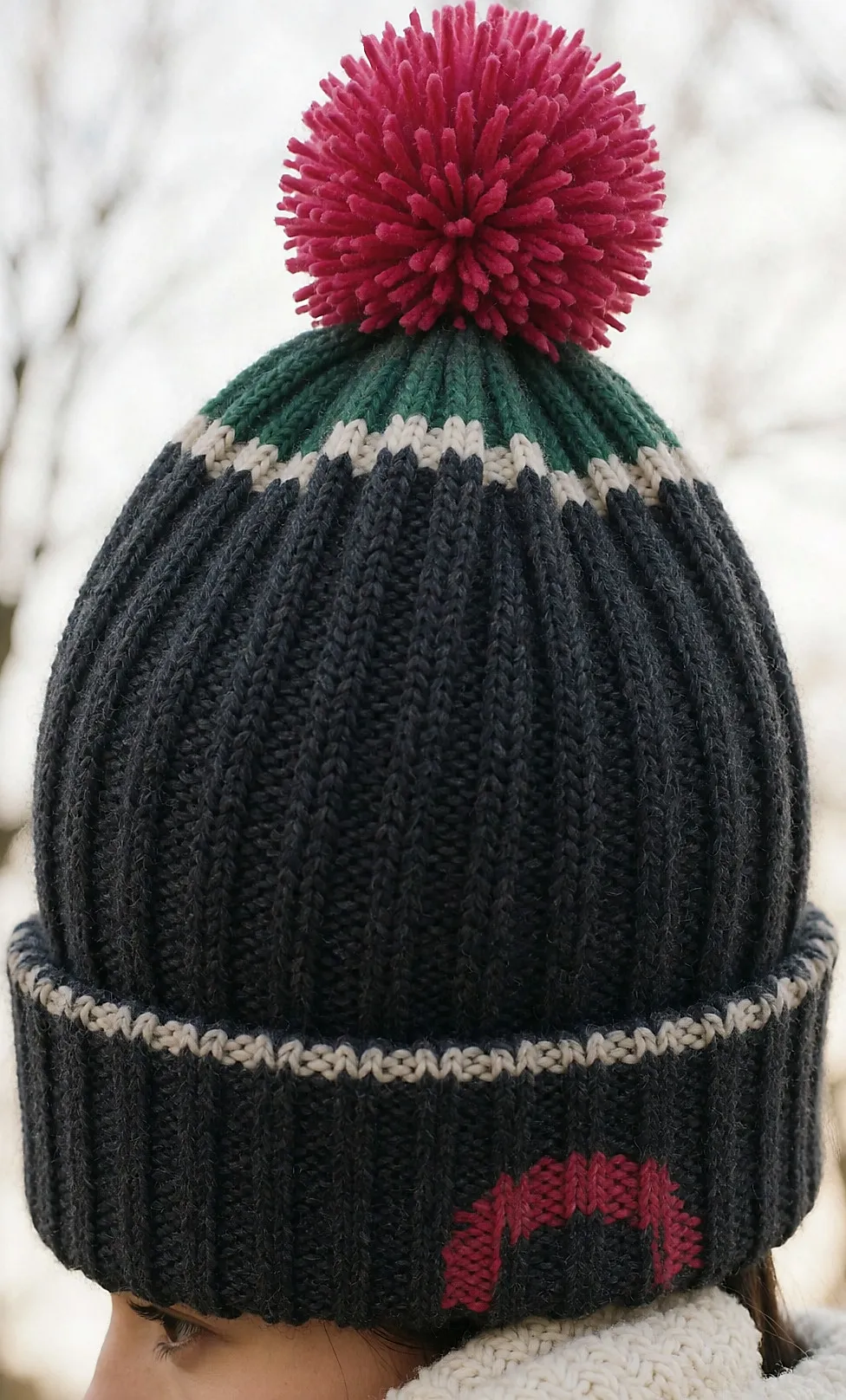 Fein gestrickte Mütze tief über die Ohren gezogen, Dreiviertelansicht