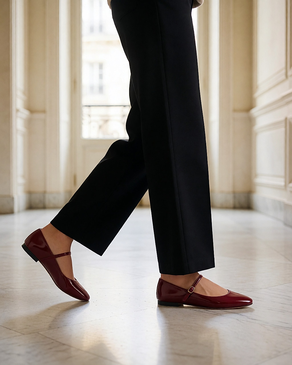 Ballerines bordeaux à bout amande et bride fine, vues de profil sur un sol de marbre