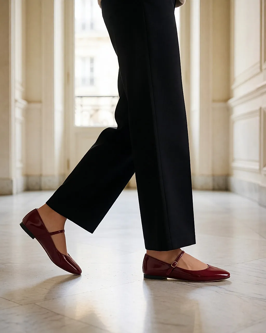 Bordeauxrote Ballerinas mit Mandelspitze und feinem Riemchen, im Seitenprofil auf Marmorboden