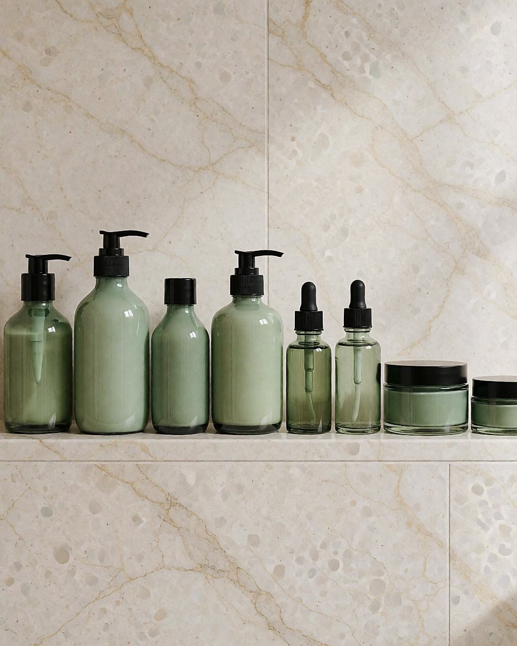 Toute la gamme de soins verts alignée sur une étagère de marbre clair