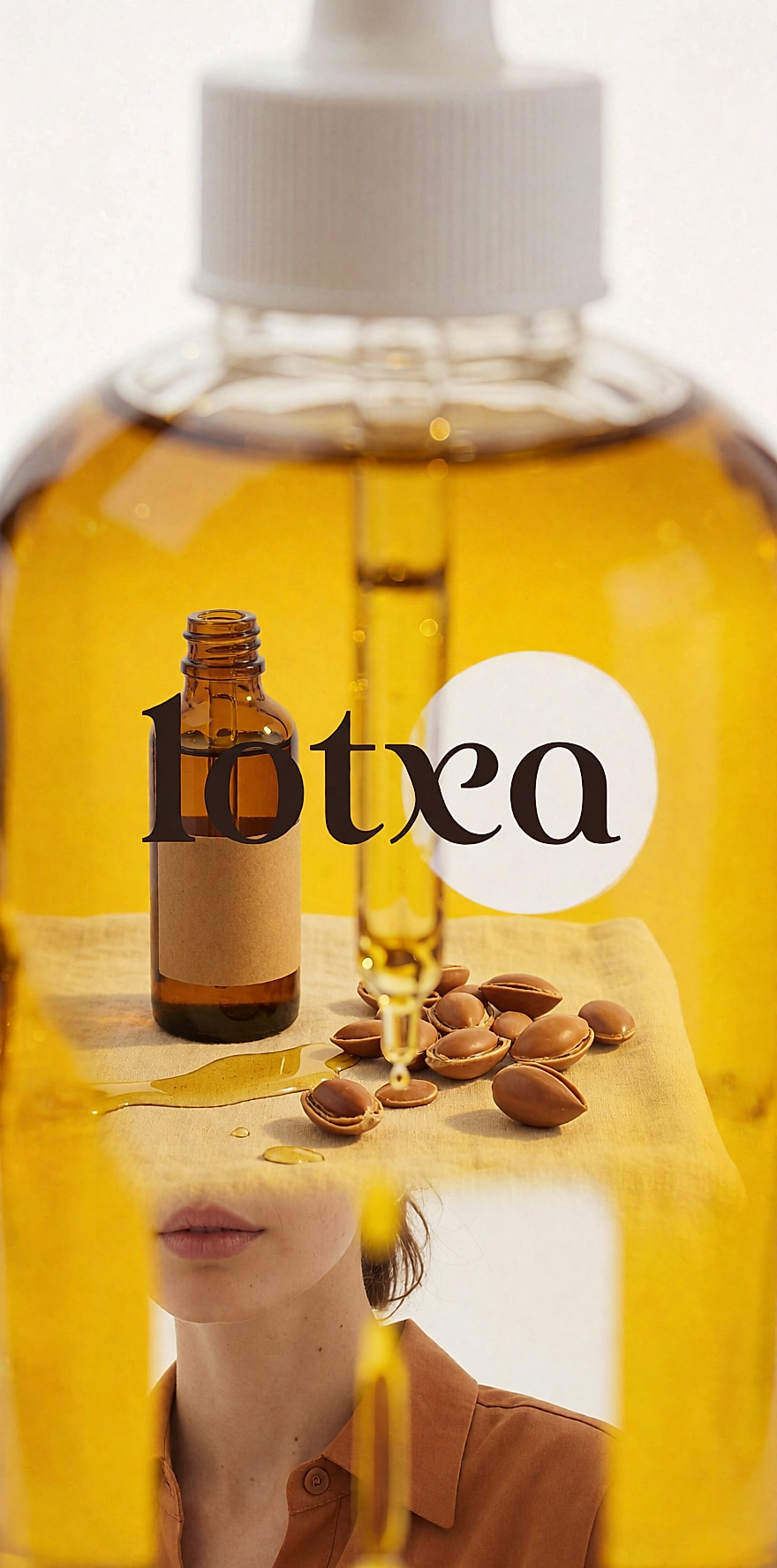 Flacon d'huile d'argan bio à l'étiquette kraft vierge, posé sur du lin avec des noix d'argan concassées