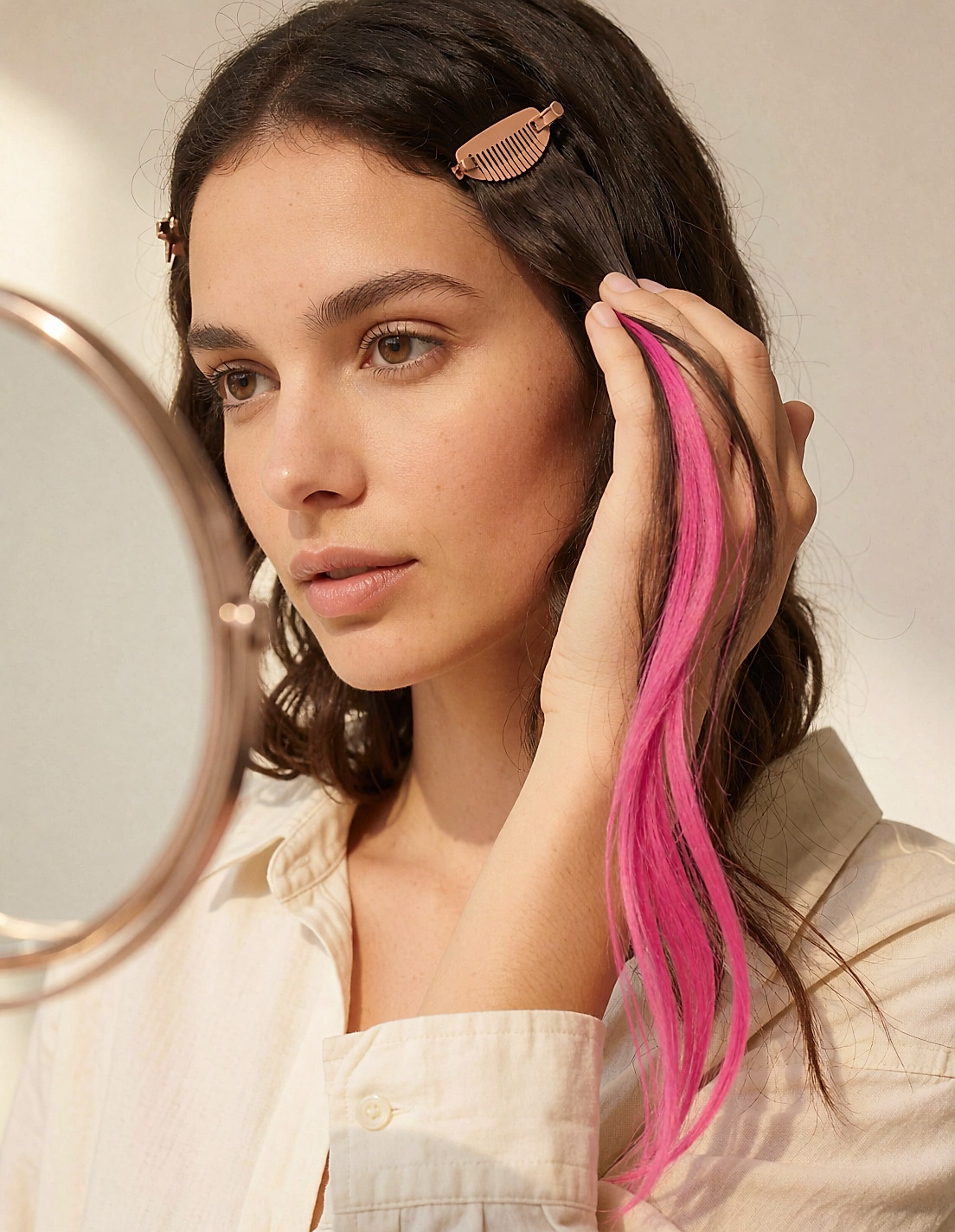 Vue de dos d'une jeune femme clipsant une extension cuivrée dans ses cheveux, pince visible