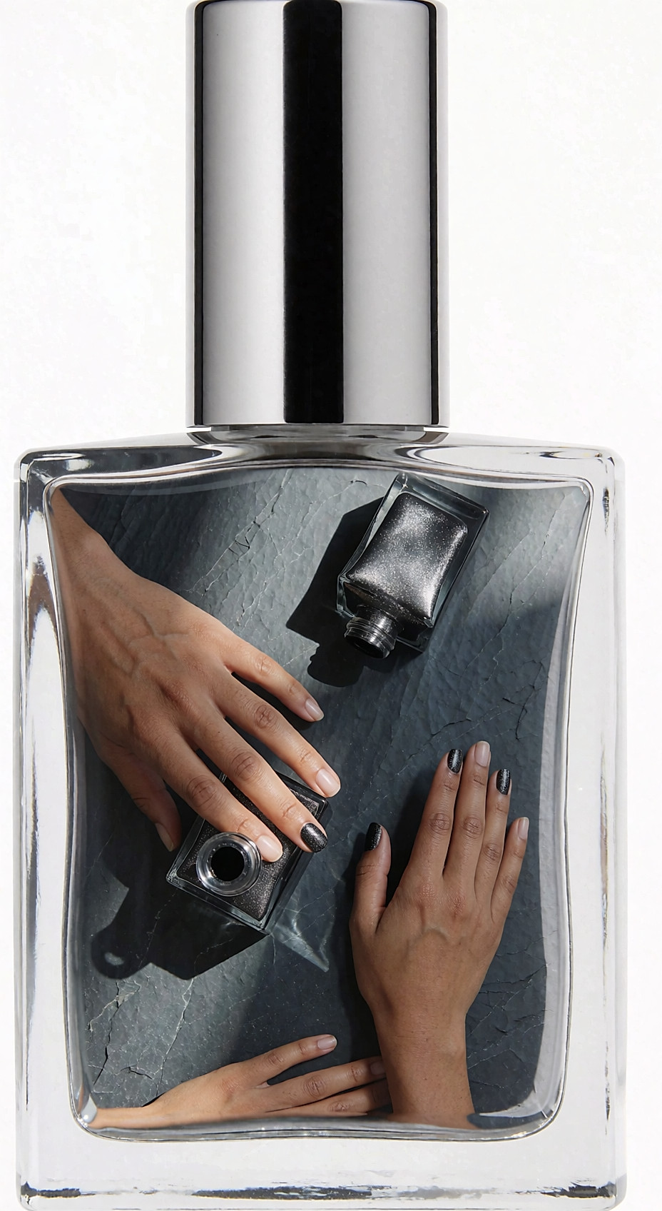 Flacon de vernis fumé à paillettes argentées, un ongle swatché près de lui