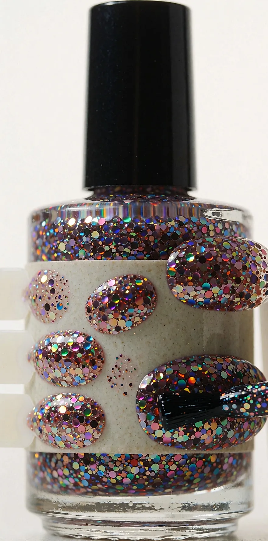 Proben von mehrfarbigem Glitzerlack auf einer hellen Keramikfliese