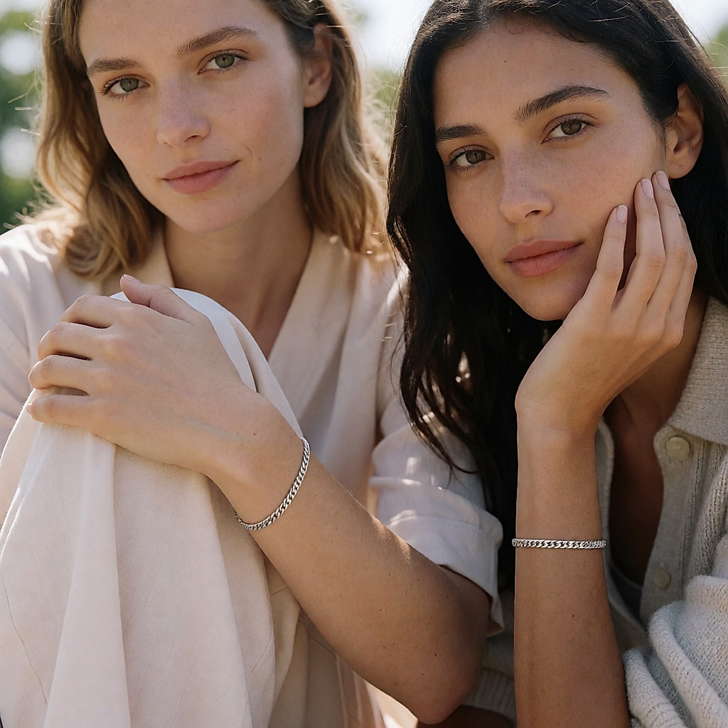 Bracelet ancien en argent porté au poignet, posé sur du linge clair