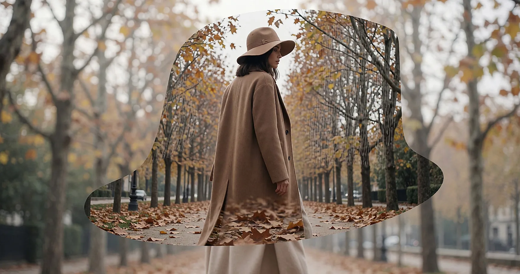 Femme de dos en capeline de feutre camel sur une avenue bordée d'arbres en automne
