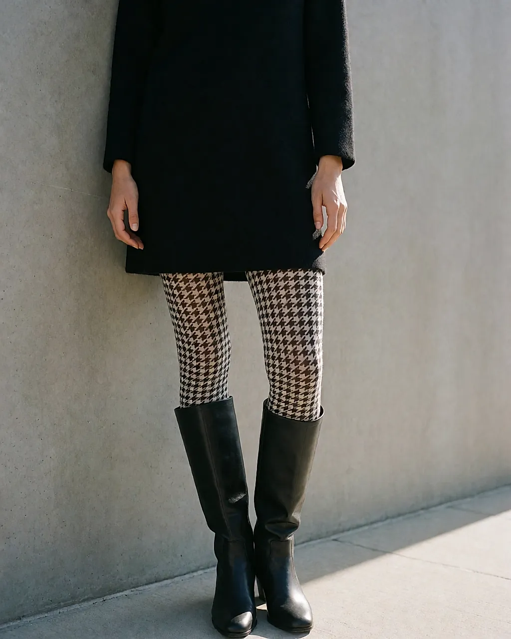 Collants à motif pied-de-poule noir et écru avec une robe en laine noire