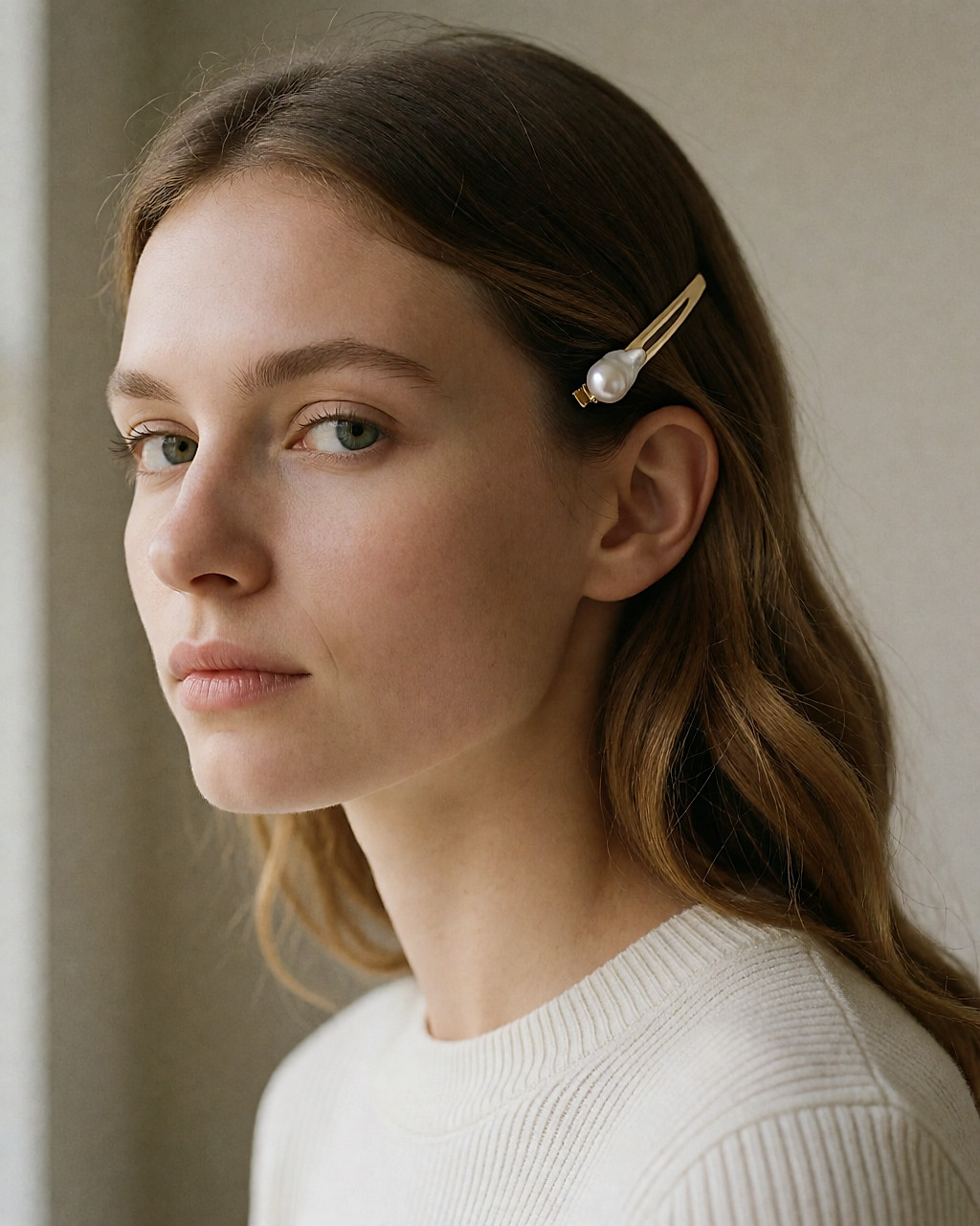Barrette bijou en laiton et perle baroque retenant les cheveux derrière l'oreille