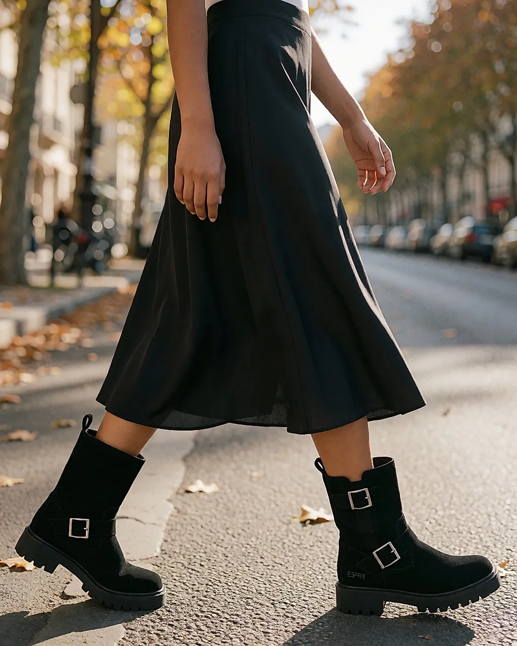 Schwarze Bikerboots aus Wildleder mit Schnallen, kombiniert mit Midirock