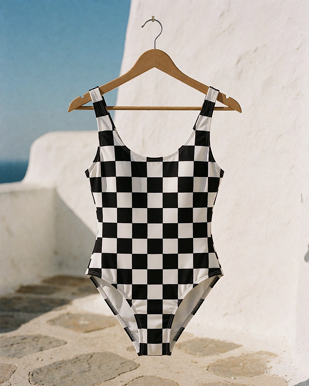 Maillots de bain noir et blanc : la tendance mode de l'été à adopter