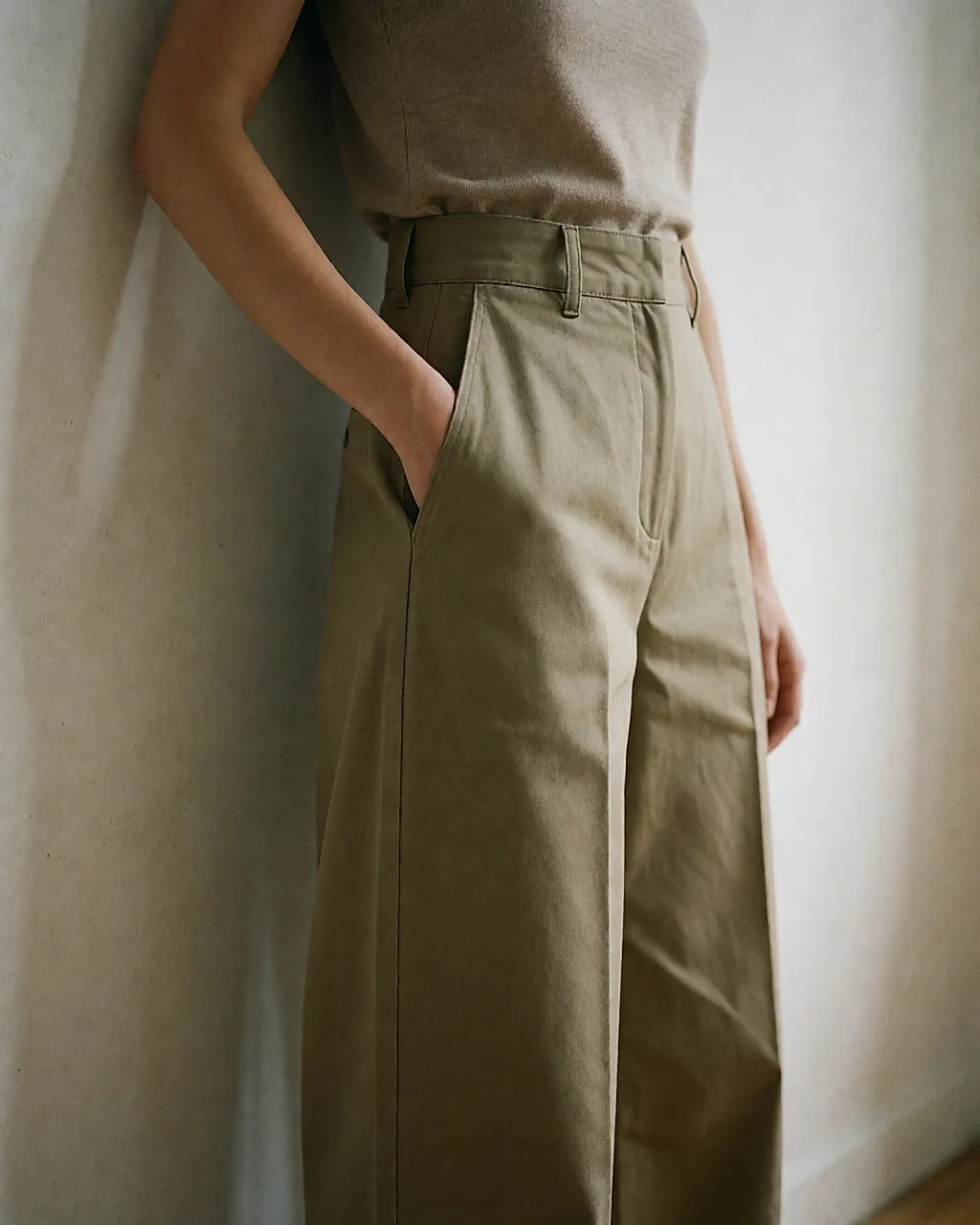 Military-Hose mit hoher Taille, kombiniert mit einem feinen, eingesteckten Pullover