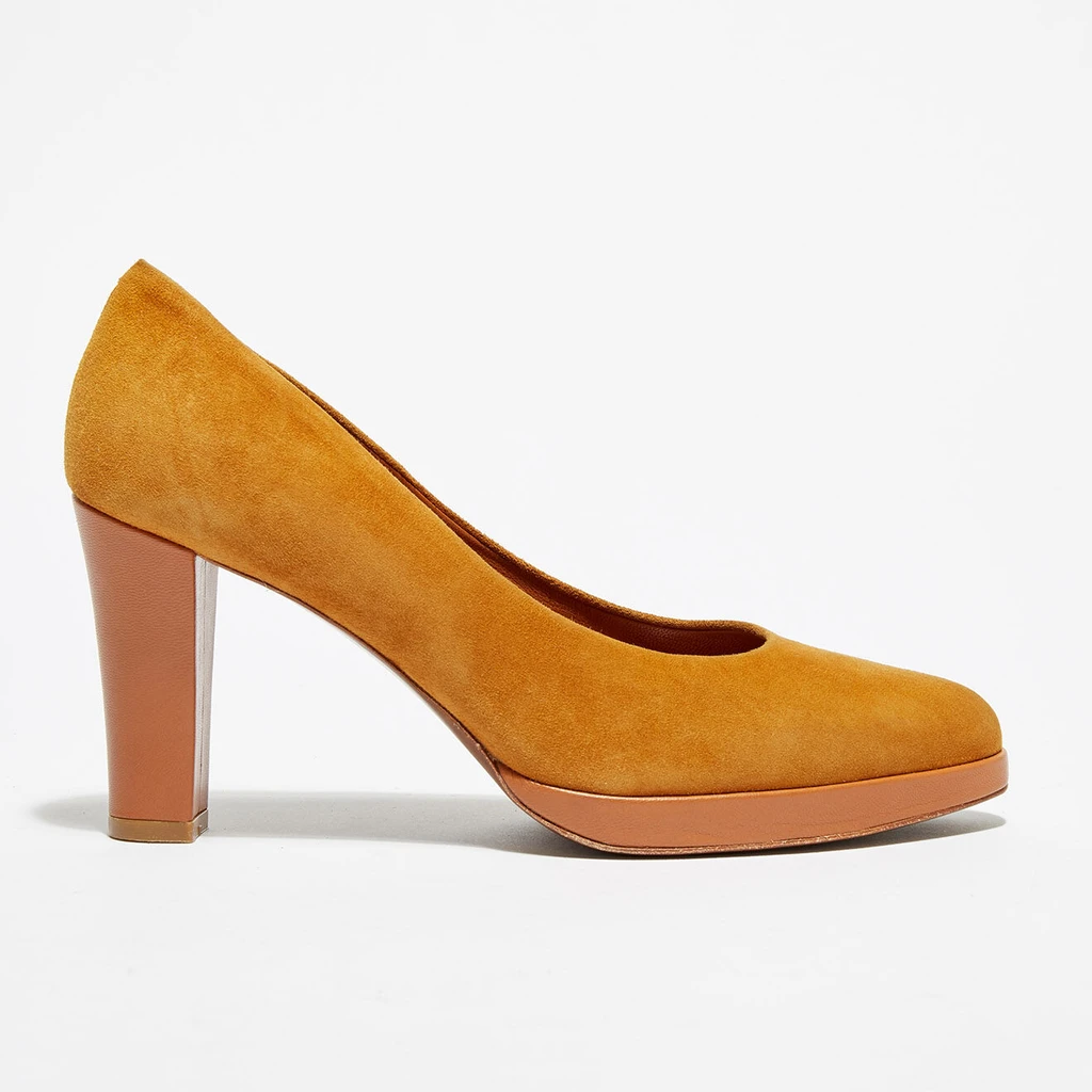Zapato de salón de piel ante color caramelo sobre una lana gruesa, detalle del material