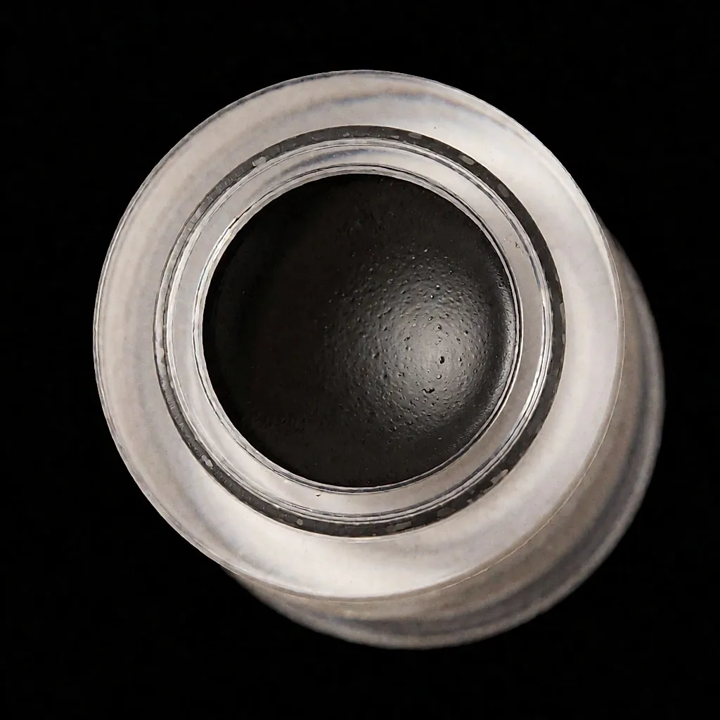 Um gel eyeliner de longa duração, que também estrutura as sobrancelhas.