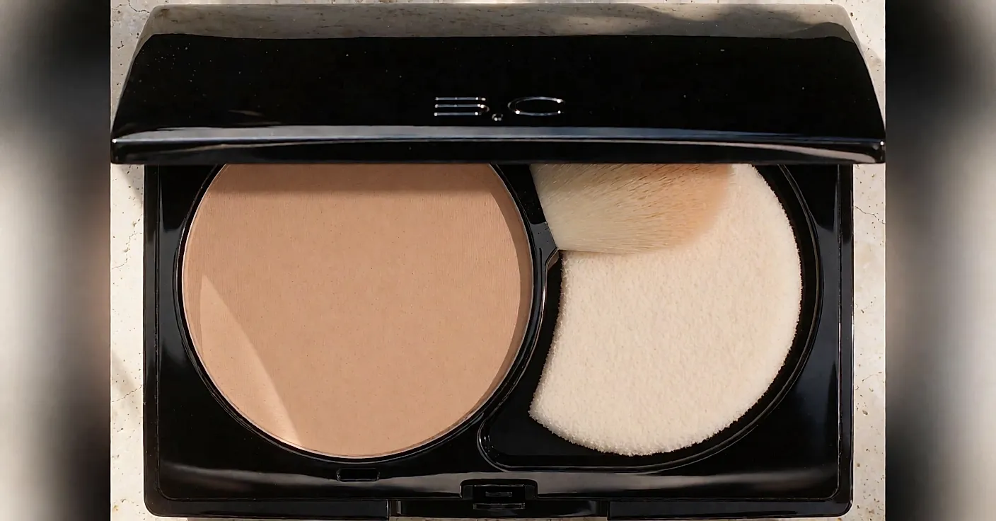Fonds de teint poudre : notre sélection de compacts matifiants et lumineux pour un teint velouté