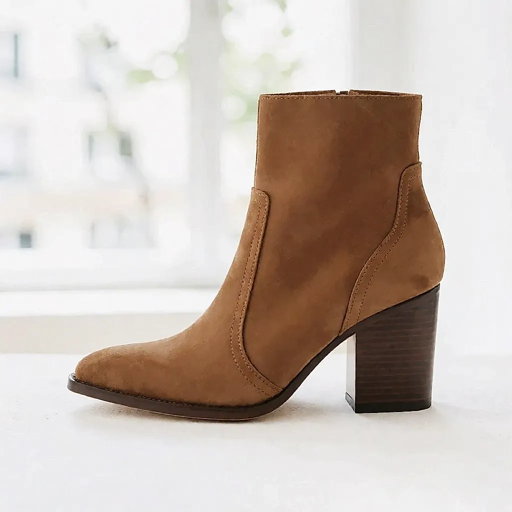 Produktfoto nach Vorbild der Pia-F-Stiefelette aus Veloursleder