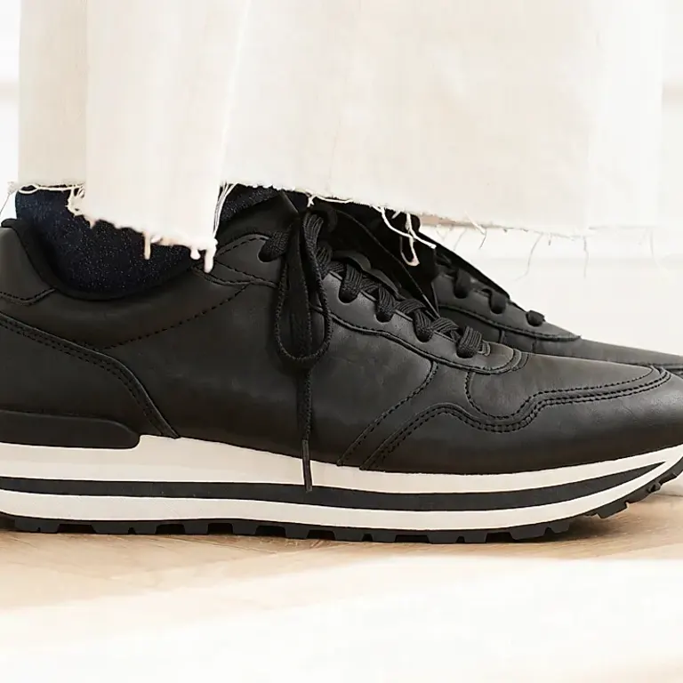 Cuir noir sur basket de running : la matière qui remplace le mesh et redessine la silhouette