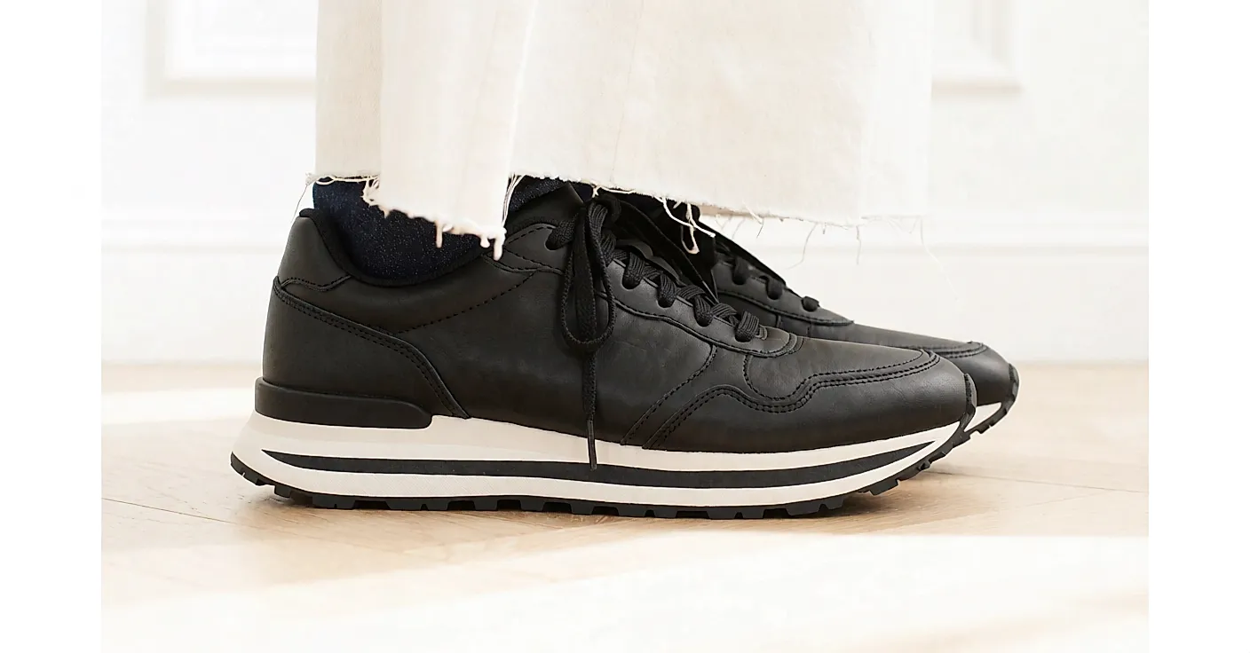 Cuir noir sur basket de running : la matière qui remplace le mesh et redessine la silhouette