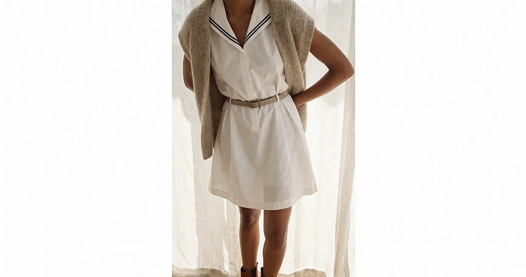 Kleid im Marinelook aus weißer Baumwolle mit Wollcardigan und feinem Gürtel