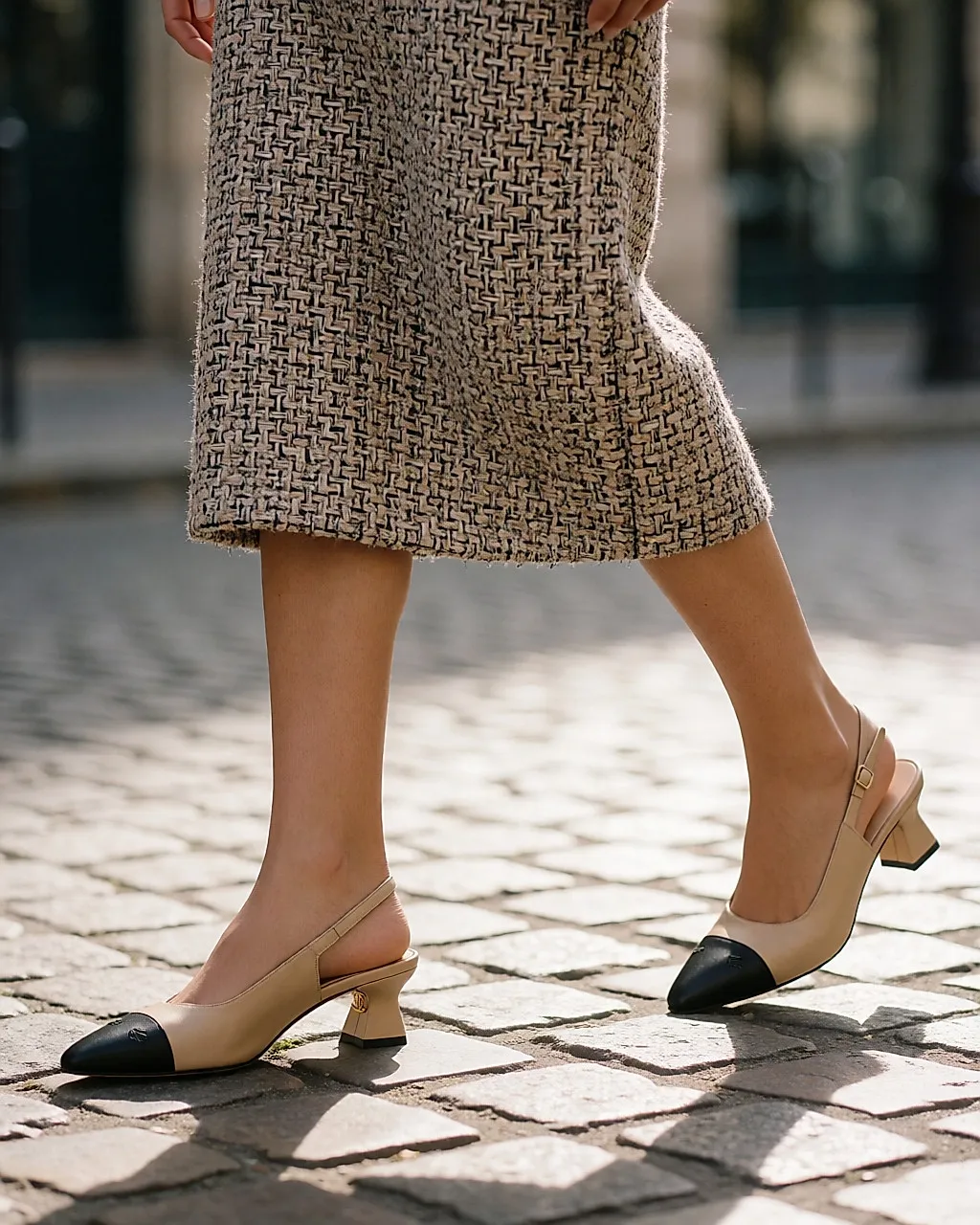 Zweifarbige Slingbacks in Beige mit schwarzer Spitze auf einem Pariser Gehsteig