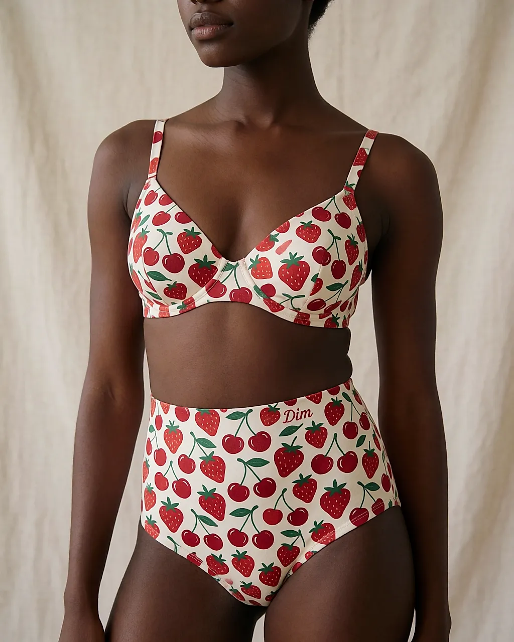 Ensemble de lingerie imprimé fruits rouges porté, cadré du buste aux hanches