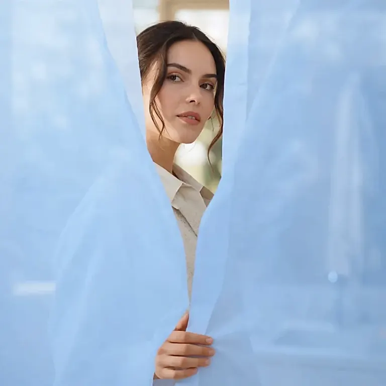 Prendersi cura del cuoio capelluto tra uno shampoo e l'altro: assorbire, esfoliare e lenire senza moltiplicare gli shampoo