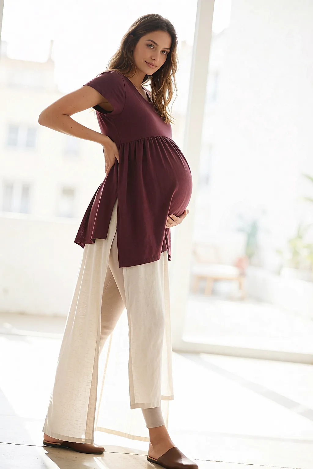 Túnica de embarazo fluida llevada sobre unos leggings, corte imperio