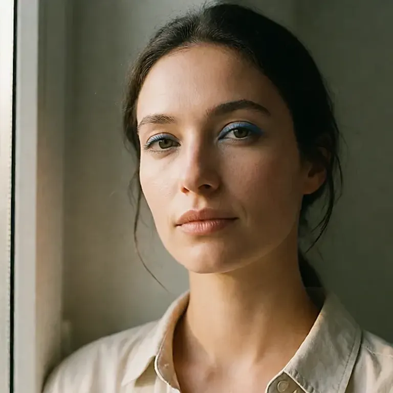 Maquillage des yeux : le trait de crayon graphique et coloré qui remplace le smoky au quotidien