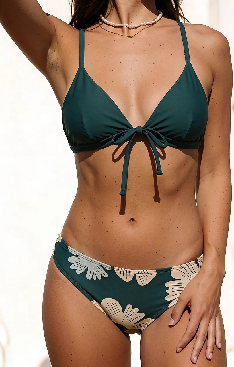 Produktfoto in Anlehnung an Colorblock-Bikini mit Triangle-Top und gekreuztem Rücken – Cool Sand