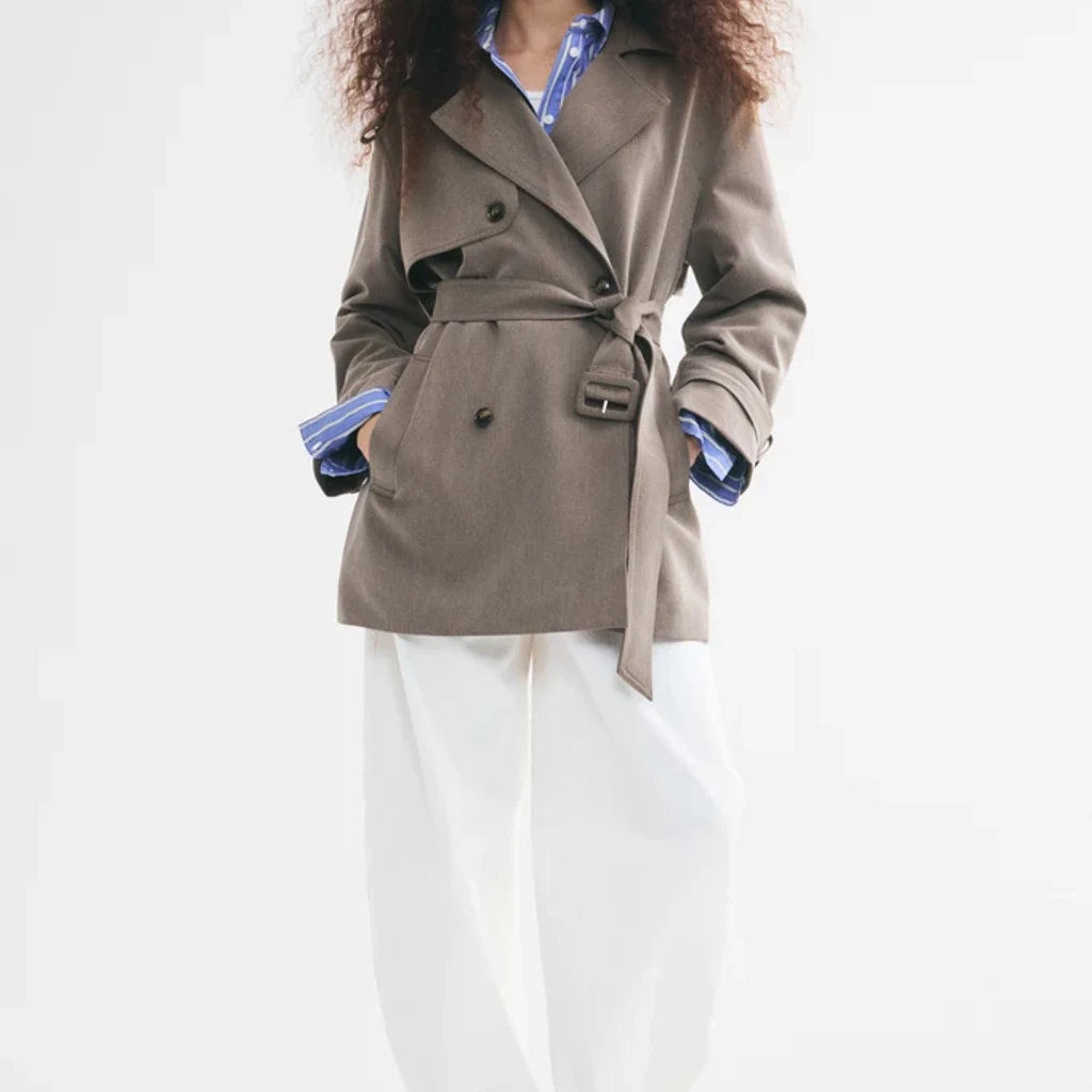 Short white Comptoir des Cotonniers coat belted with leather under the bust