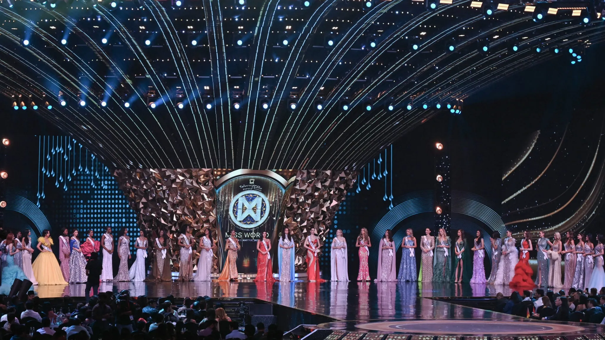 Die Kandidatinnen der Miss World 2026 auf der Bühne des Finales in Nha Trang