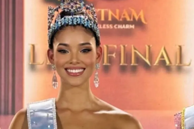 Joheirry Mola Dominguez nach ihrer Krönung, lächelnd vor dem Bühnenbild des Finales in Nha Trang