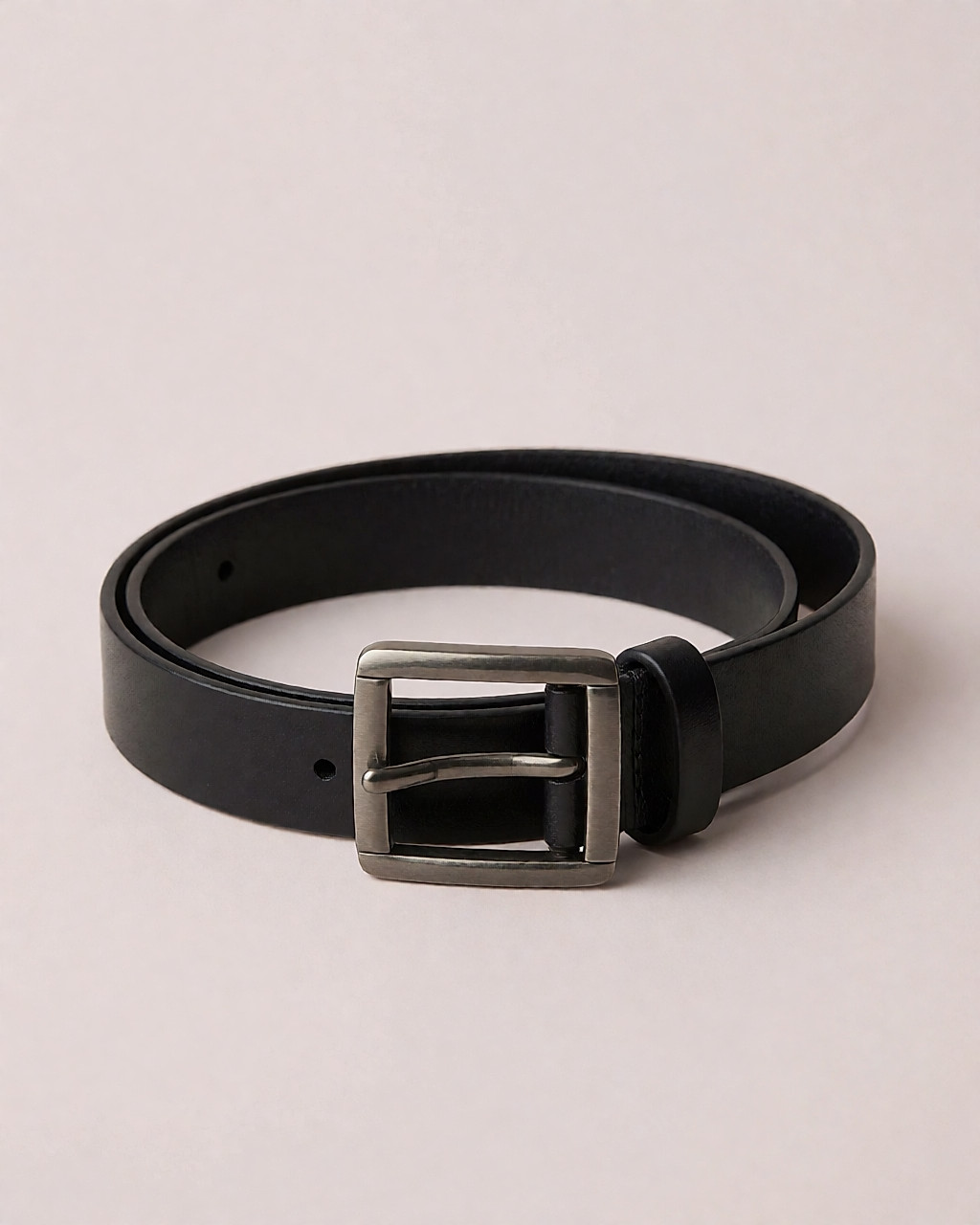 Une ceinture fine en cuir noir.