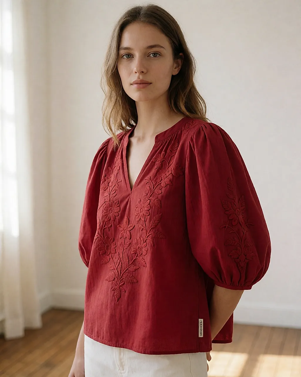 Blusa roja bordada de Free People con mangas abullonadas, vista de tres cuartos