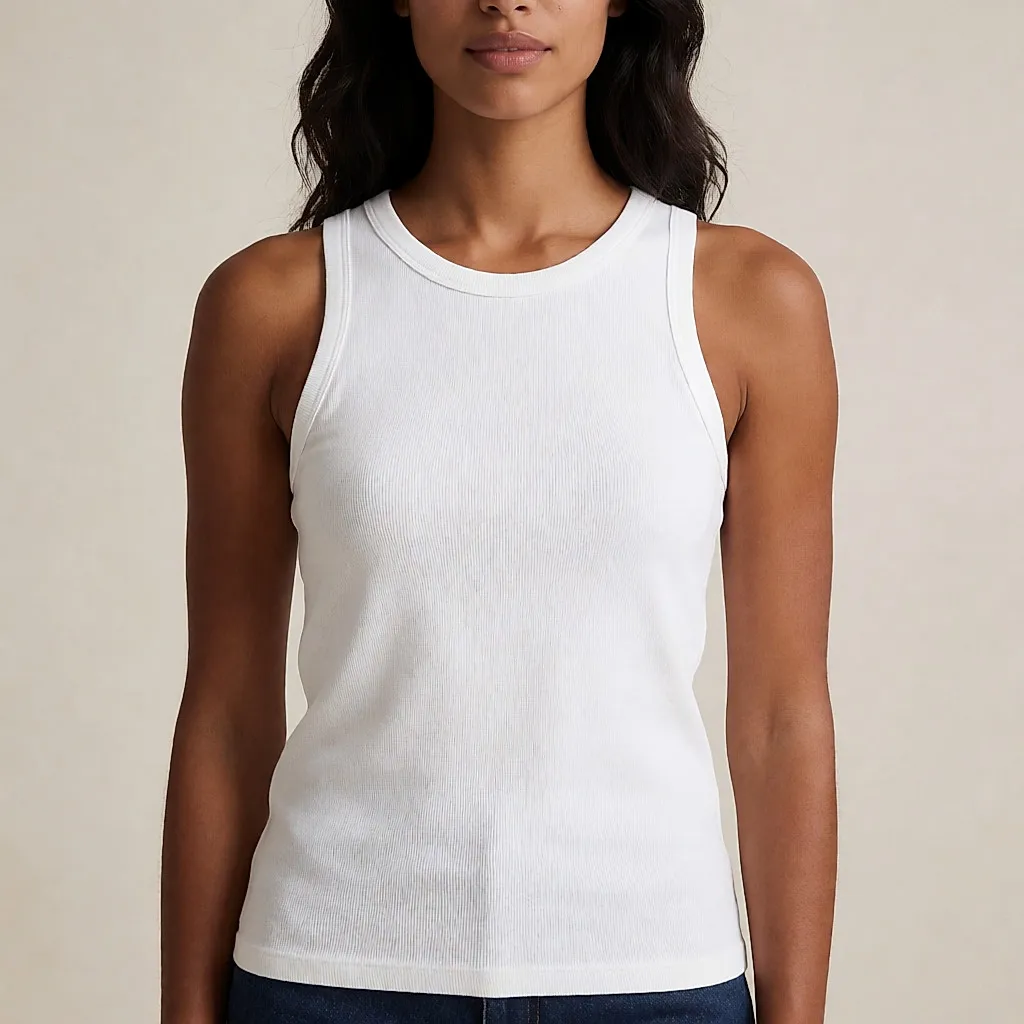 Una camiseta de algodón blanco de tirantes.