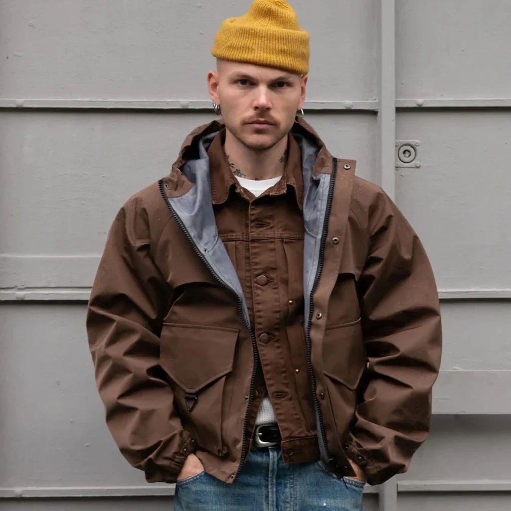 Bonnet en maille jaune moutarde — le produit tel que porté par le mannequin