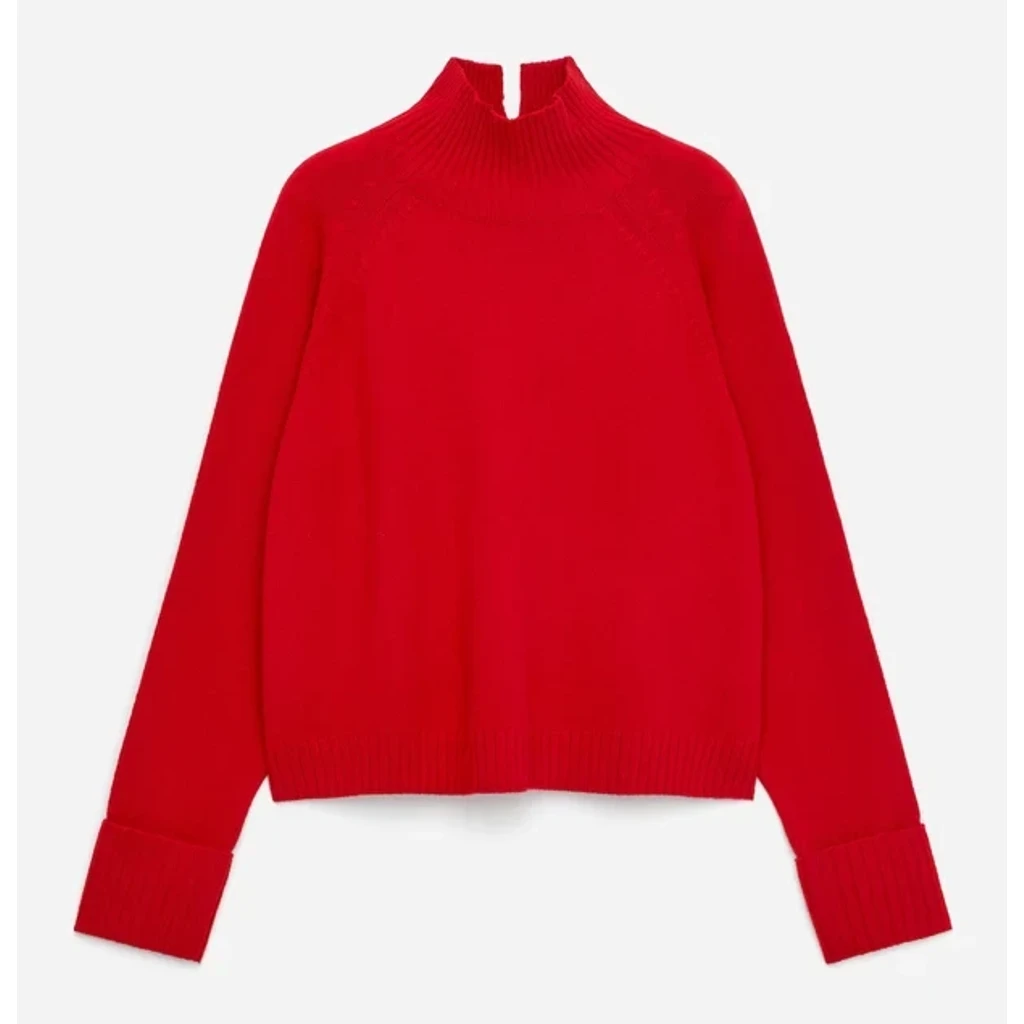 Ein rotes Strickstück (Pullover, Rollkragen) — ARKET
