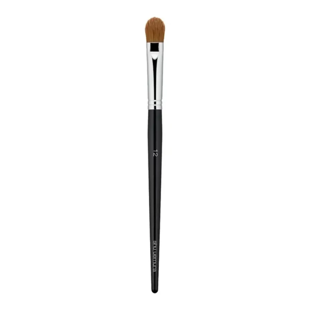 Fotografía de producto inspirada en el pincel biselado de difuminar de Shu Uemura para párpados
