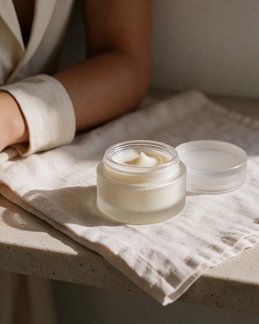 Pot de crème hydratante non comédogène en verre dépoli et sa texture gel