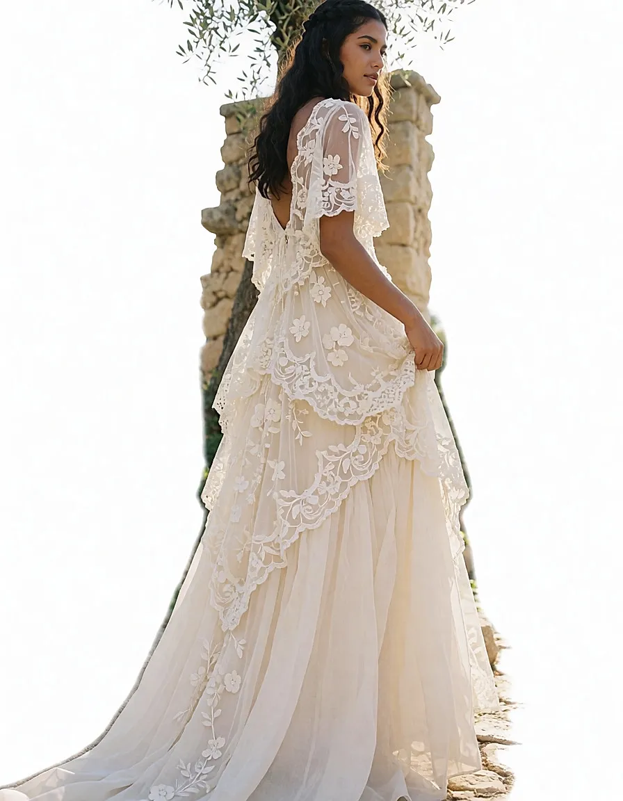 Novia con vestido bohemio de encaje bordado en un patio mediterráneo