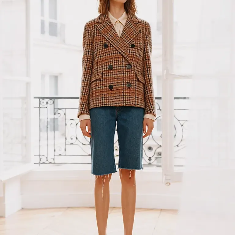 Sandro: Pariser Eleganz zwischen Tweed und Satin für die Saison