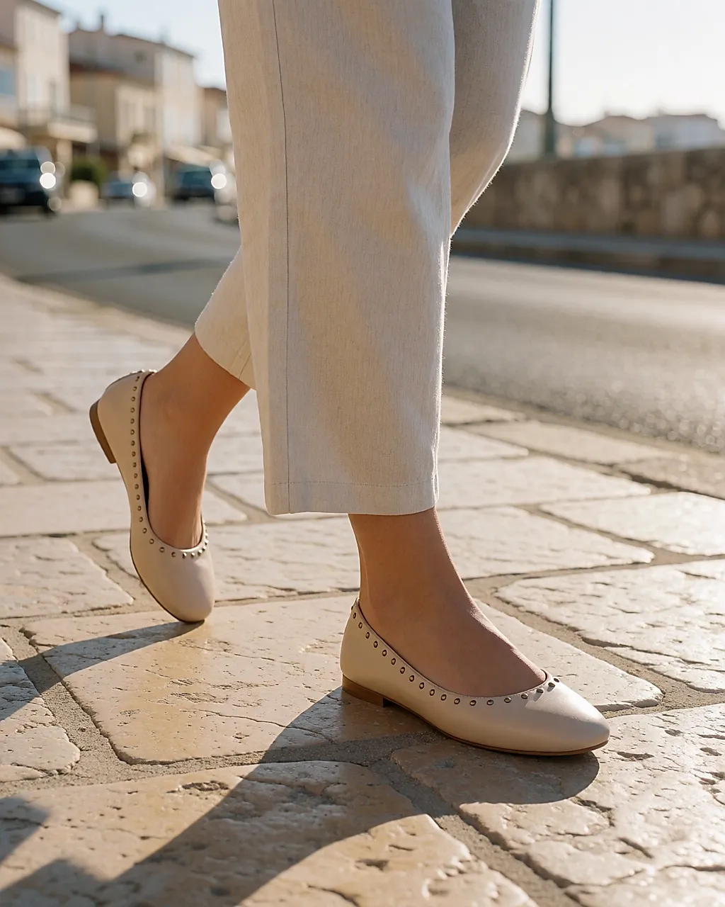 Bailarinas de piel beige con pequeños remaches, combinadas con pantalón de lino