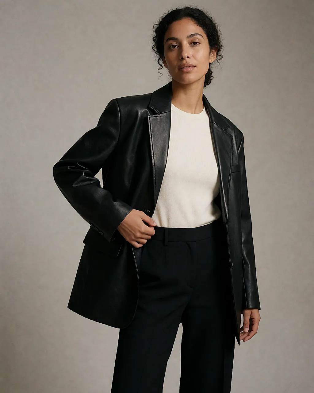 Blazer oversize en cuir porté ouvert sur un top en maille