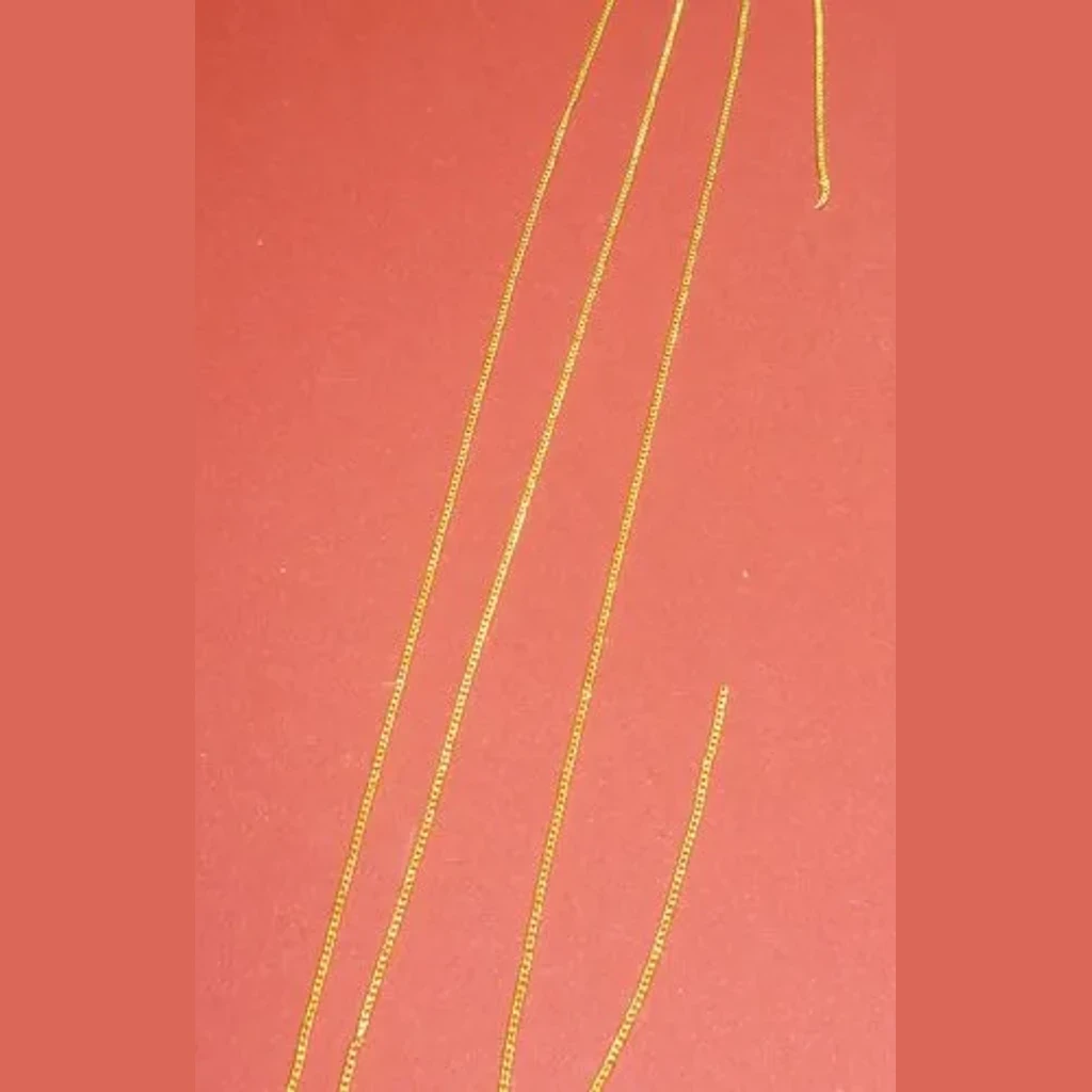 Produktfoto nach Vorlage eines Sets aus drei goldenen Ketten, insgesamt 95 cm, ovale Glieder 2x1 mm